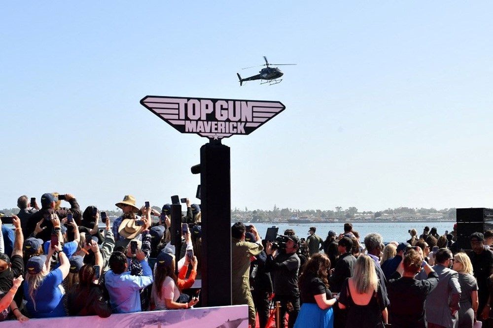 Tom Cruise Top Gun: Maverick prömiyerine helikopterle indi - 8