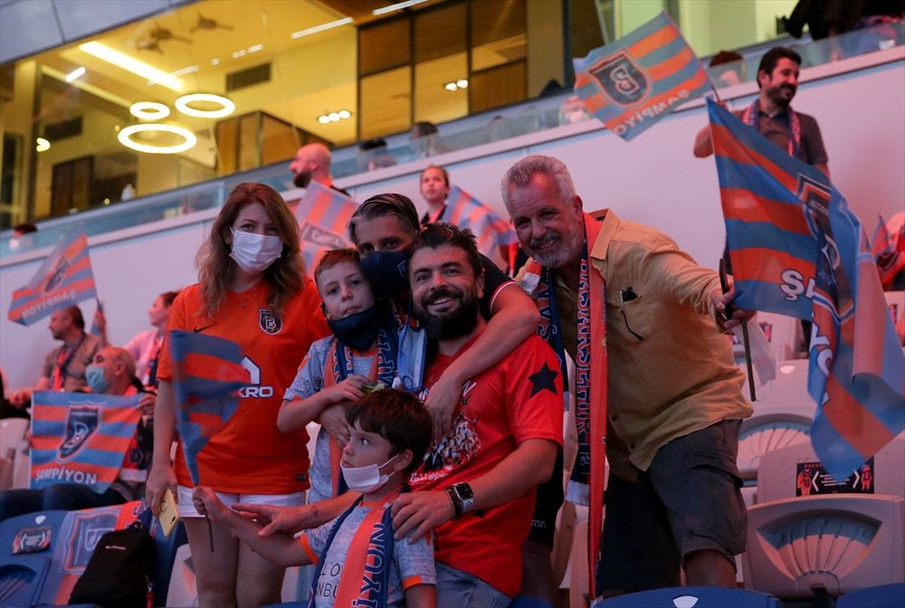 Medipol Başakşehir, şampiyonluk kupasını kaldırdı - 3