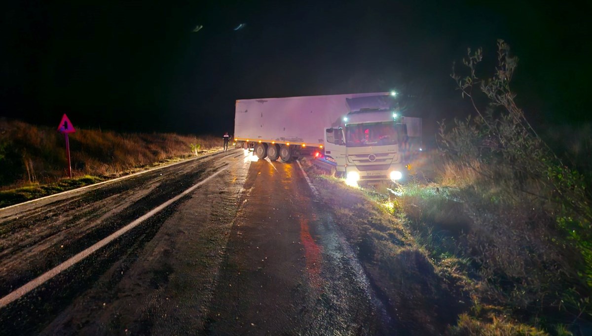 Yağış nedeniyle kontrolden çıkan TIR'a otomobil çarptı: 5 yaralı