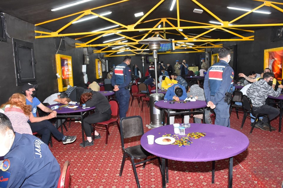 İzmir'de 'Sabri Abi' isimli baskında kumar oynayan 60 kişi yakalandı - 1