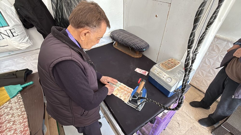 47 Yıllık Terzi Ahmet'in Sıradışı Alışkanlığı: Parayı Ütülemek! 75