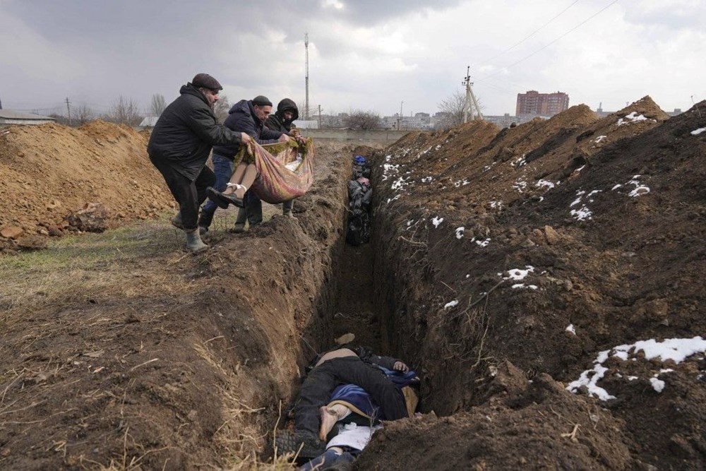 Rusya-Ukrayna  Savaşı'nın en acı fotoğrafları: Ölülerini gömemeyen halk toplu mezarlar kazıyor - 3