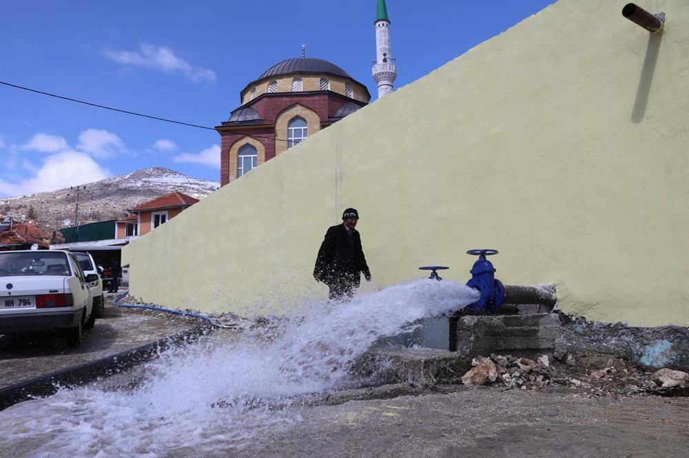 Burdur'da köyün ihtiyacını karşılayan kaynak suyu 6 yıl sonra yeniden akmaya başladı - 3