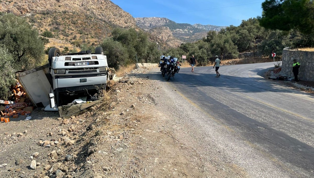 Freni tutmayan tır ters döndü: Şoförün burnu bile kanamadı