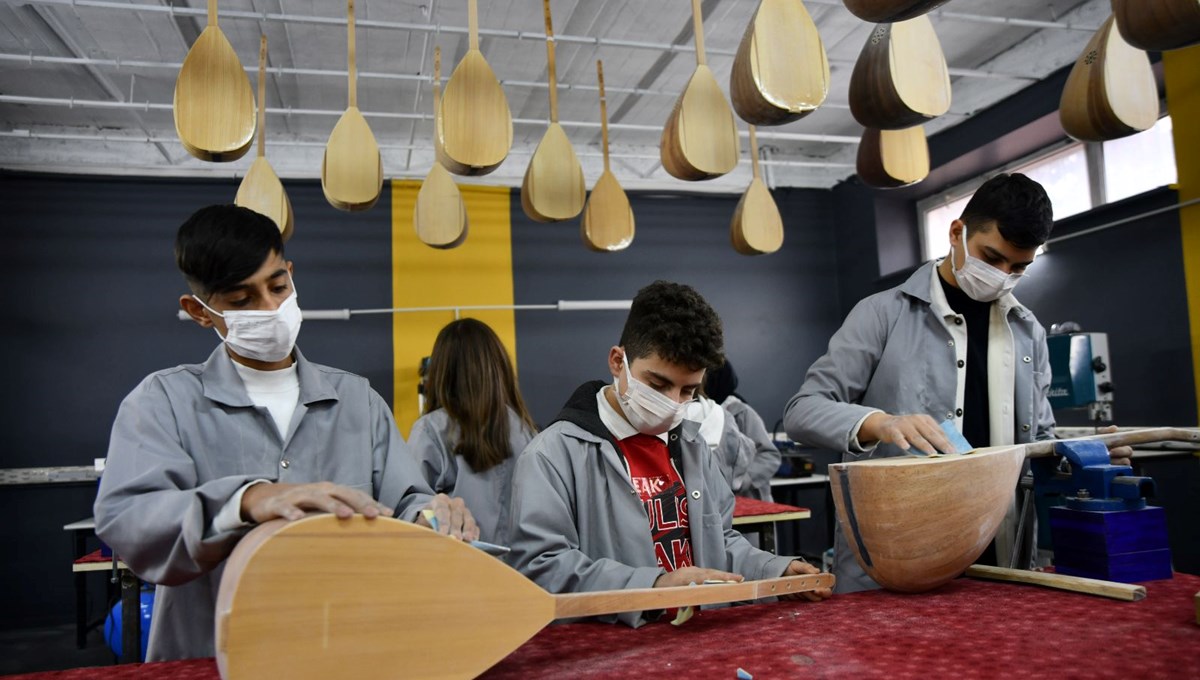 Gaziantep'te güzel sanatlar lisesi öğrencileri çaldıkları enstrümanı kendileri yapıyor