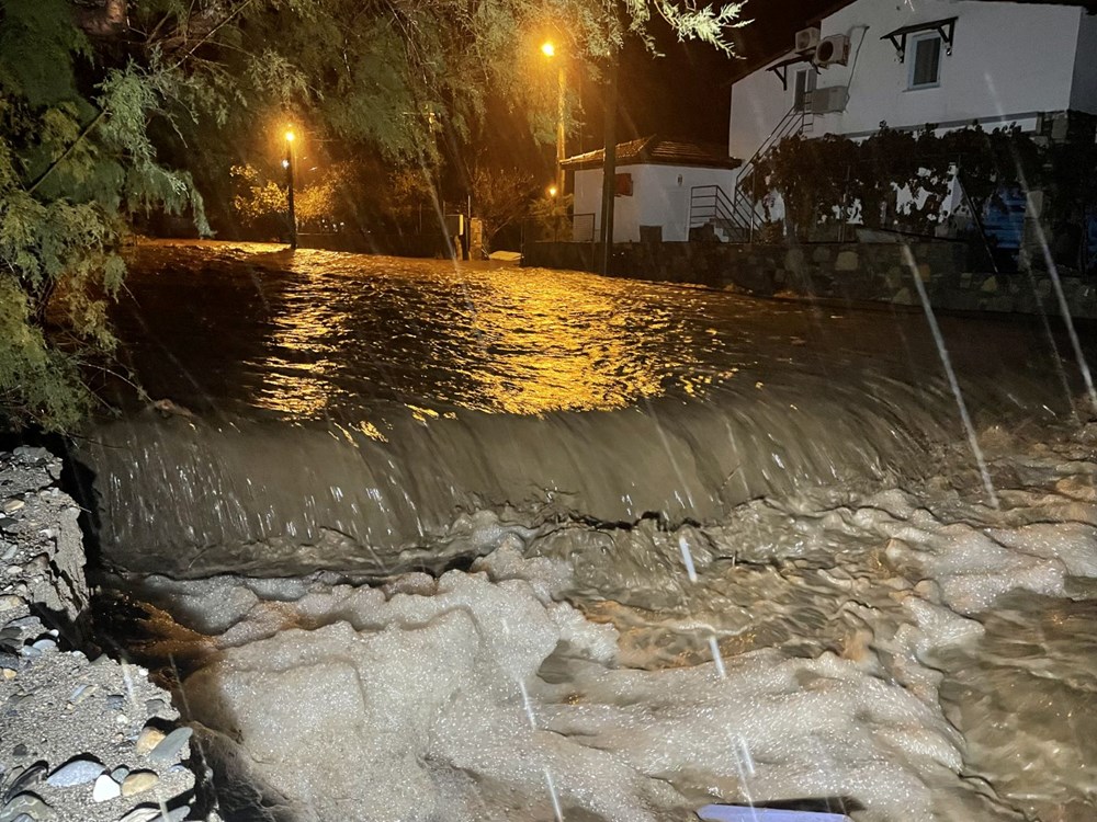 Bodrum'da sağanak nedeniyle evleri su bastı, kaya parçaları yolları kapattı - 1