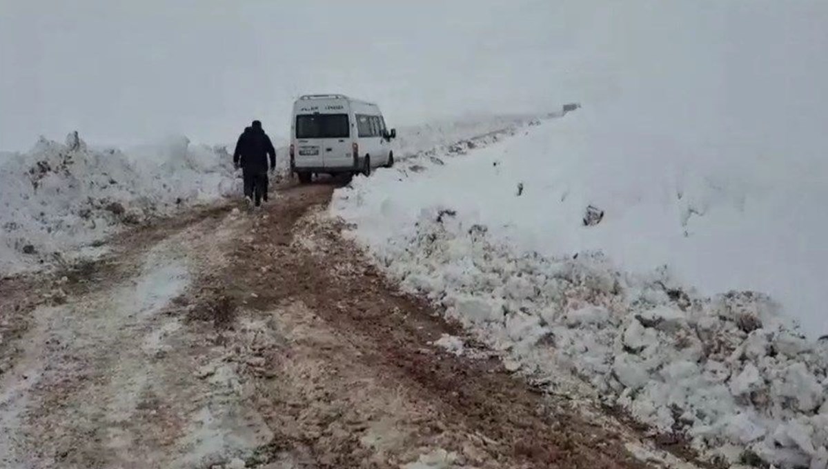 Siirt'te karda mahsur 6 araçtaki 15 kişi kurtarıldı Siirt'te karda mahsur 6 araçtaki 15 kişi kurtarıldı