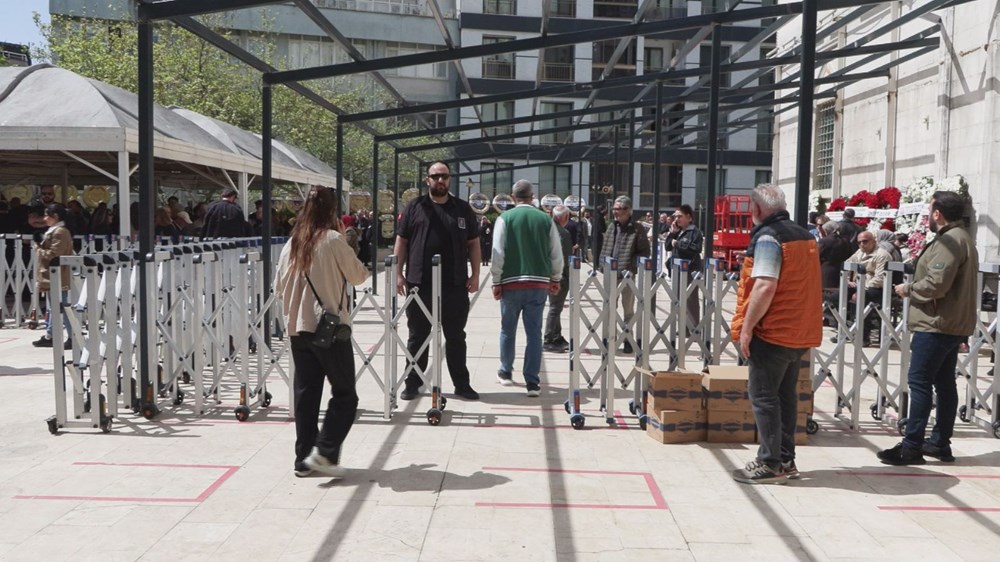 Tarkan'ın annesi son yolculuğuna uğurlandı - 3