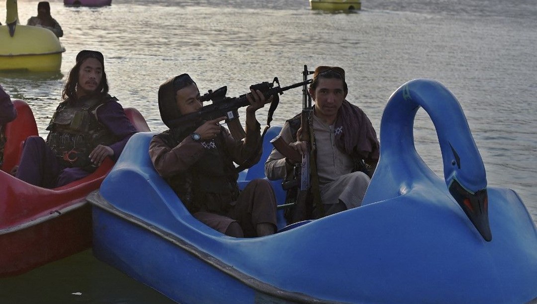 Taliban askerleri eğlence parkında: Korsan gemisi ve kuğu bota bindiler Taliban askerleri eğlence parkında: Korsan gemisi ve kuğu bota bindiler