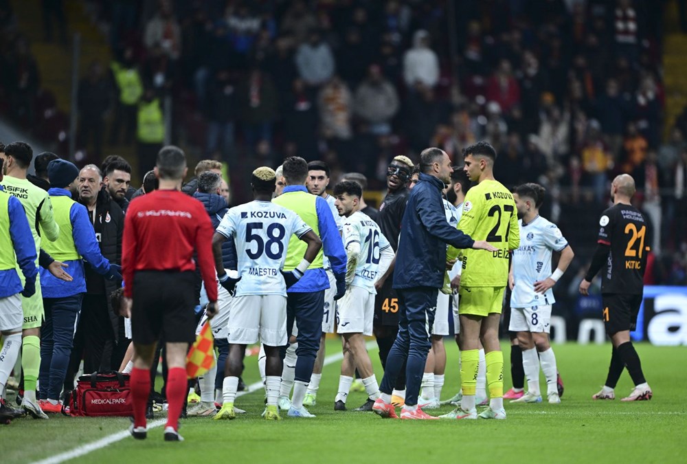 Adana Demirspor, Galatasaray maçında sahadan çekildi: Mücadele tatil edildi! - 8