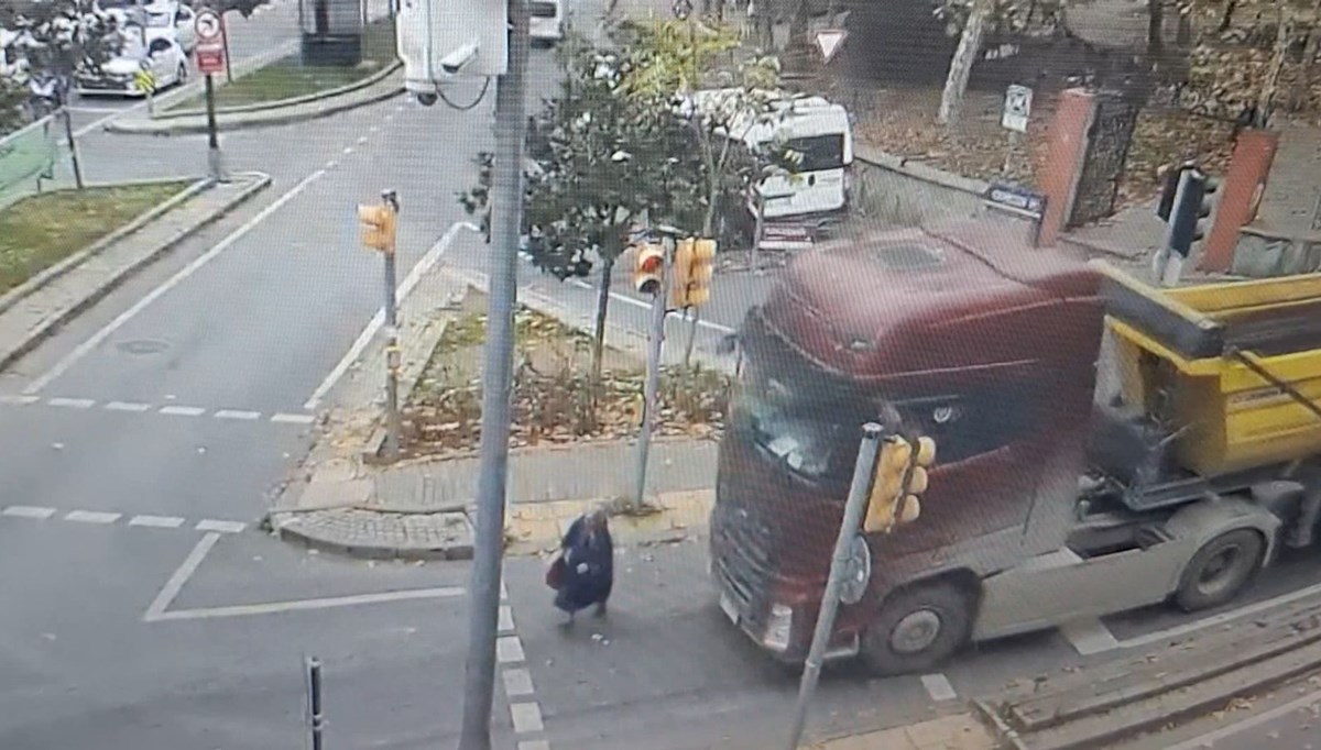 Üsküdar'da yaya geçinde kaza! Hariyat kamyonun altında kalan kadın hayatını kaybetti