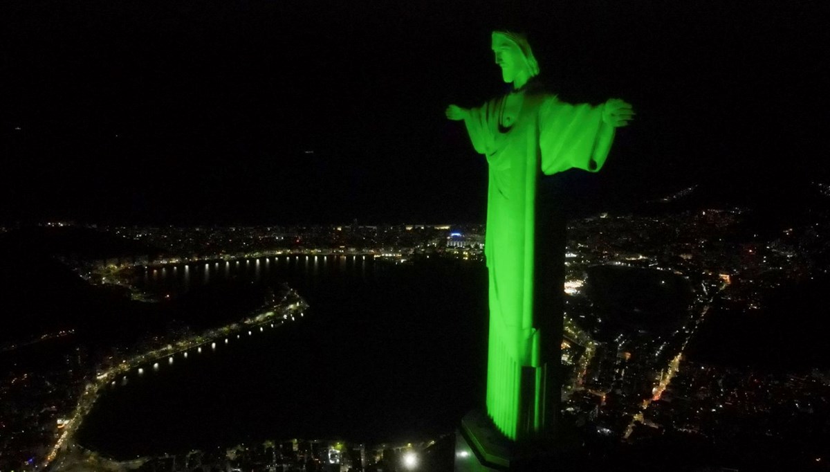 Brezilya'da ışıklar yerli halklar için yandı: Dev heykel yeşile büründü