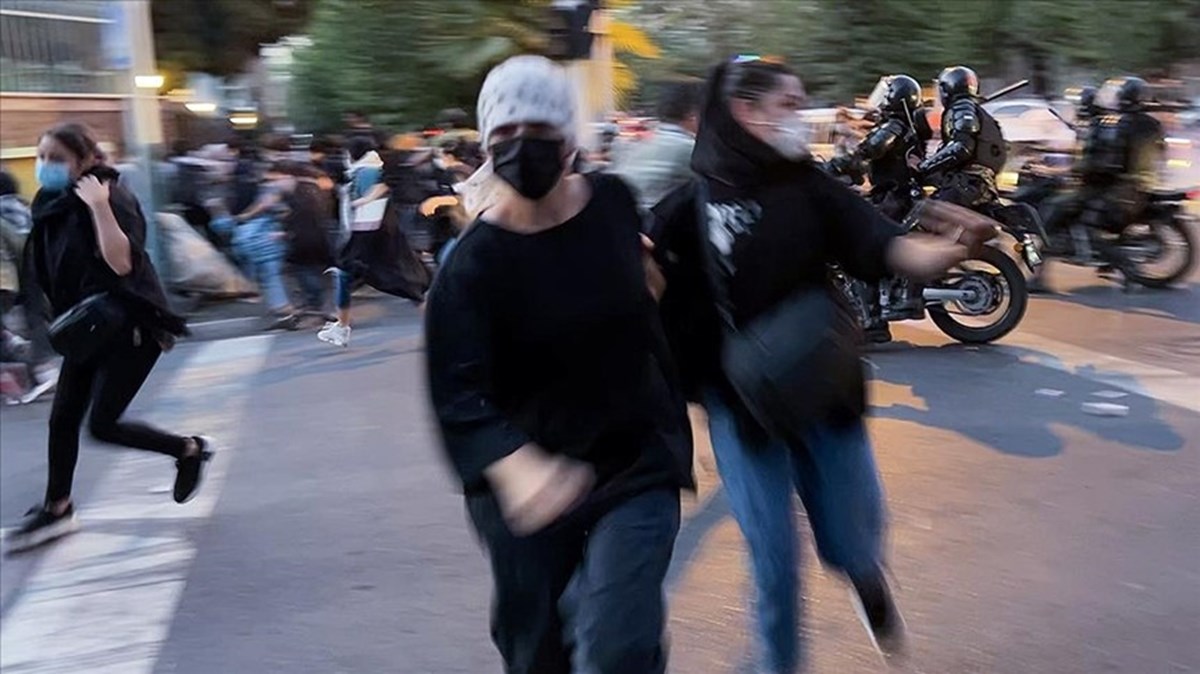 İran’ın Kürt bölgeleri protestoların merkezi konumunda yer aldı. Üstteki görselde Kürtlerin yoğunlukla yaşadığı Mahabad kentindeki protestodan bir kare yer alıyor. İran’ın Kürt bölgeleri protestoların merkezi konumunda yer aldı. Üstteki görselde Kürtlerin yoğunlukla yaşadığı Mahabad kentindeki protestodan bir kare yer alıyor.
