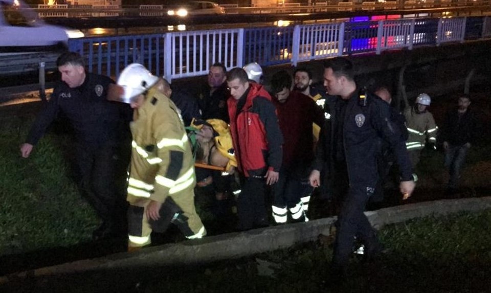 İzmir'de dereye düşen kadın itfaiye ekiplerince kurtarıldı - 1
