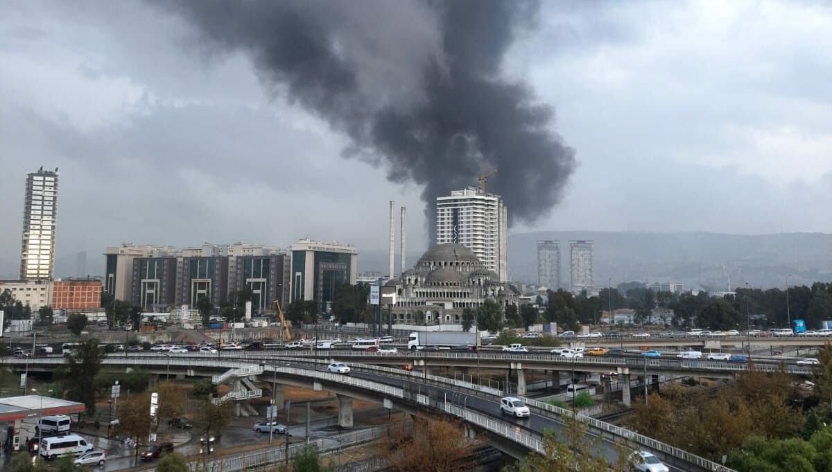 İzmir'de yangın: Siyah dumanlar gökyüzünü sardı, zaman zaman patlamalar oluyor