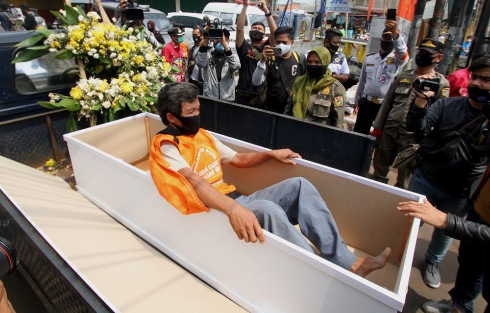 Cakarta'da maskesiz yakalanmanın cezası 'tabutta yatmak' - 7