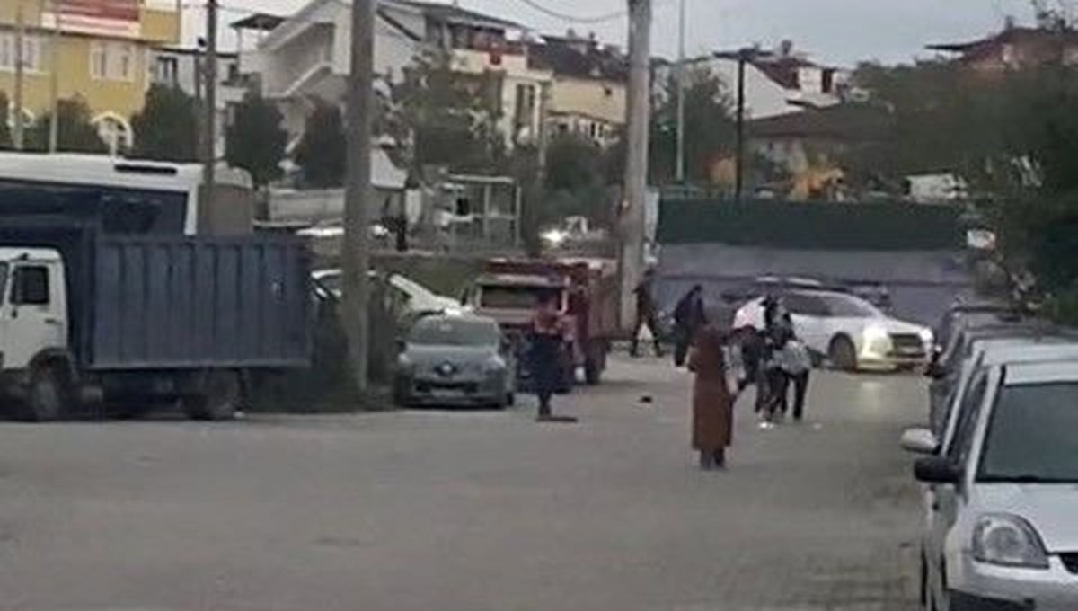 Kocaeli'de bıçaklı sopalı sokak kavgası: 1'i ağır 2 yaralı Kocaeli'de bıçaklı sopalı sokak kavgası: 1'i ağır 2 yaralı
