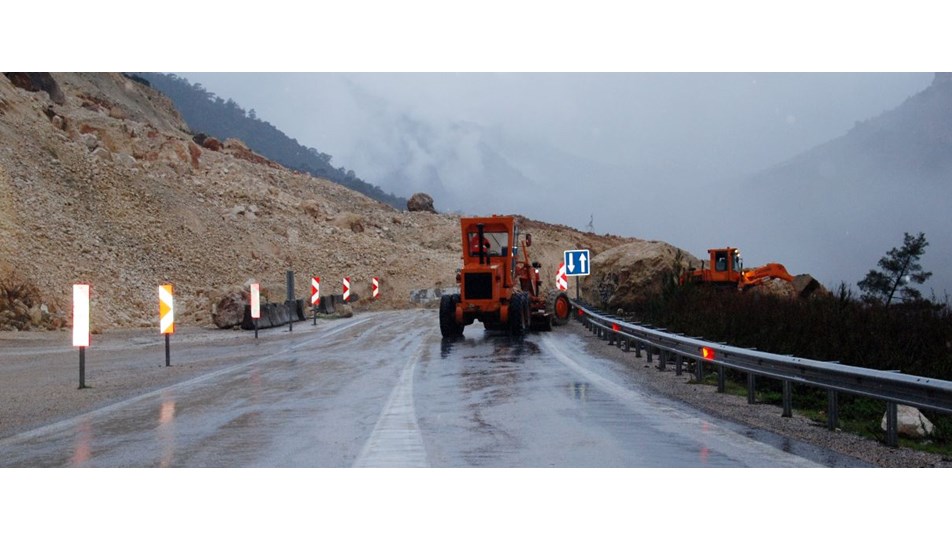Mersin'de heyelan yol kapattı