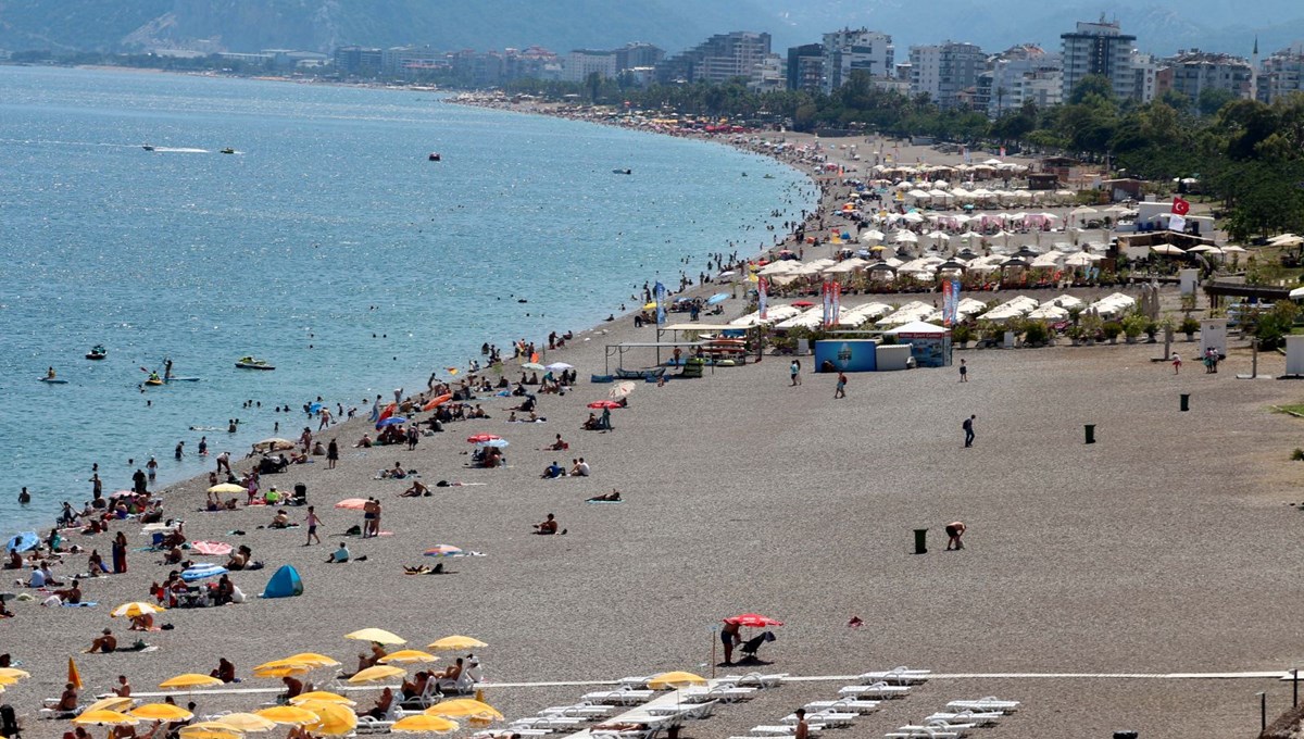 Hava sıcaklığı 38 dereceyi buldu: Sahile akın ettiler