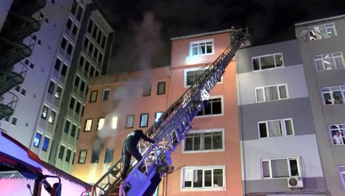 Şişli'de 5 katlı binada yangın: 1 kişi yaralandı Şişli'de 5 katlı binada yangın: 1 kişi yaralandı