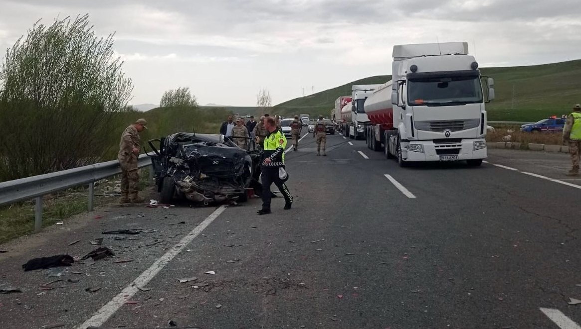 Ağrı'da feci kaza: 2 ölü, 8 yaralı