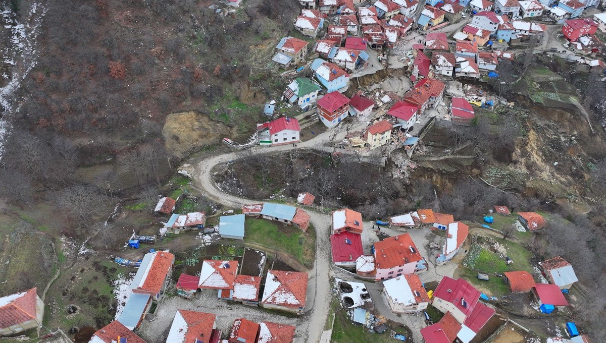 Tokat’ta heyelanlar köyü ikiye böldü