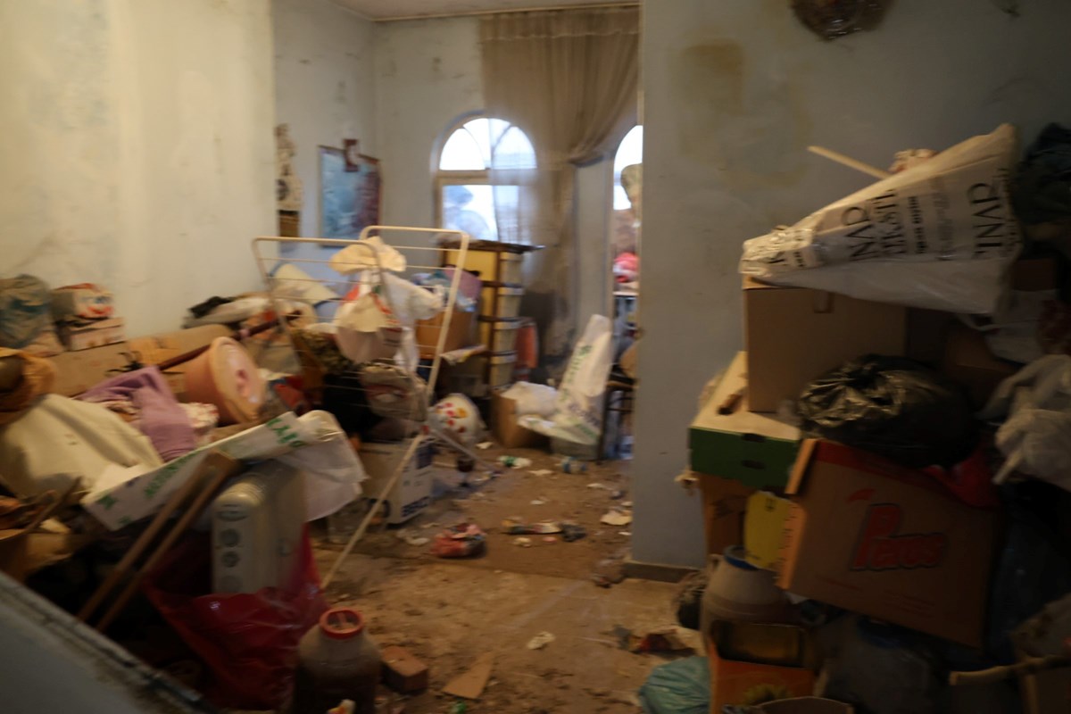 Eve topladığı çöpleri annesinin cesedinin üstüne yığmaya devam etti.