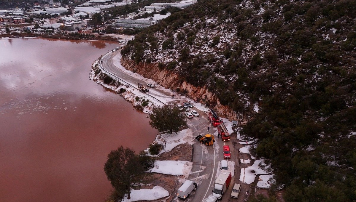 Antalya'da sel ve dolu: Yollar kapandı, sahiller çamur rengine döndü