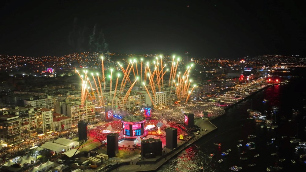 İzmir’de kurtuluş günü coşkusu: Tarkan konserine yüz binlerce kişi akın etti - 11