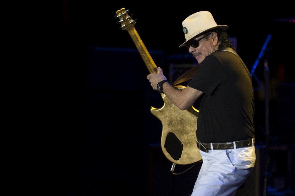 Efsane müzisyen Carlos Santana sahnede yere yığıldı - 6