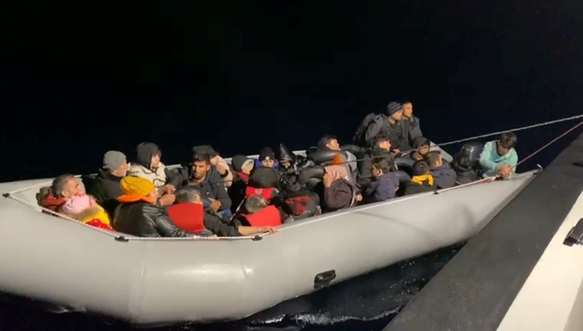 Çanakkale açıklarında lastik botta 29 düzensiz göçmen yakalandı Çanakkale açıklarında lastik botta 29 düzensiz göçmen yakalandı
