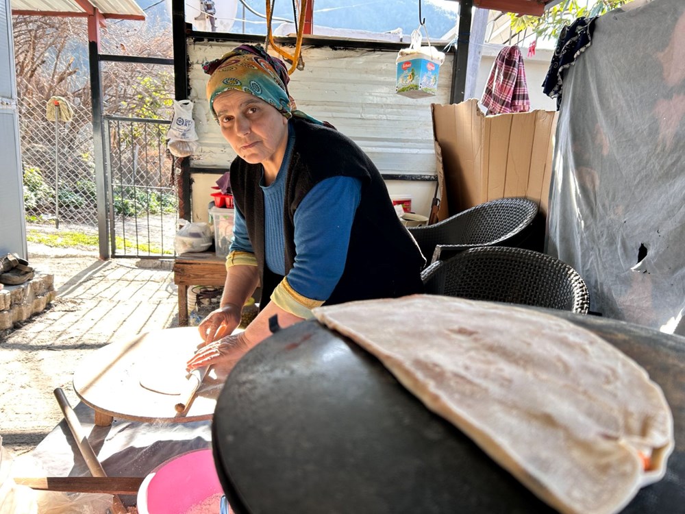 Depremzede Annenin Yufka Ekmeği ve Gözlemesiyle Umuda Tutunuşu 72 RJckM6FolES7oPOX4Fko5A