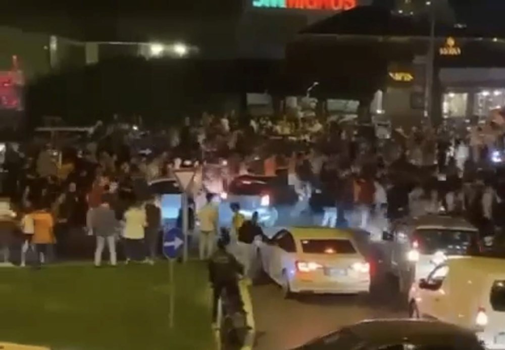 Bursa'da otomobil kutlama yapan Galatasaray taraftarlarının arasına daldı - 2