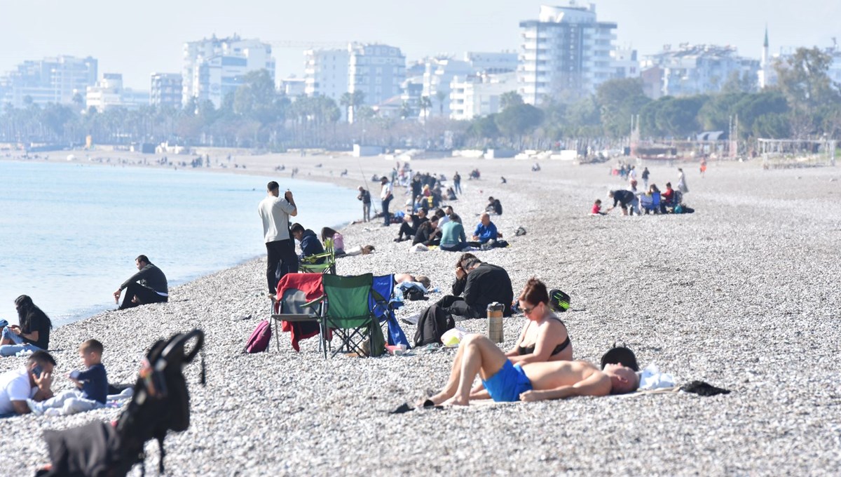 Antalya'da şubatta yazdan kalma gün