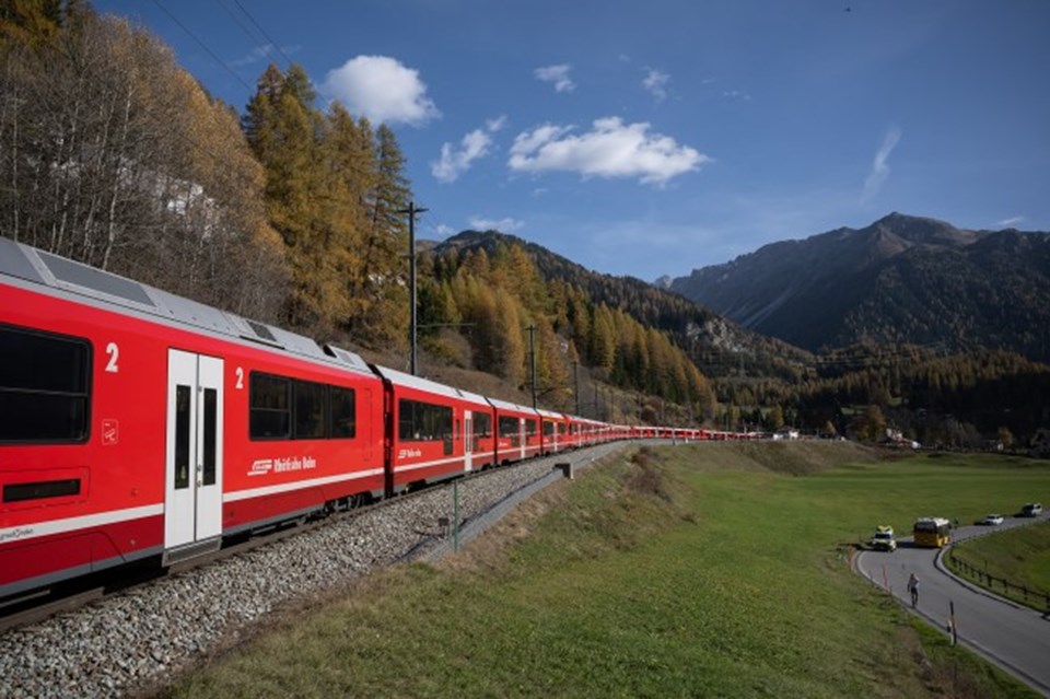 İsviçre'de dünyanın en uzun yolcu treni sefer yaptı - 1
