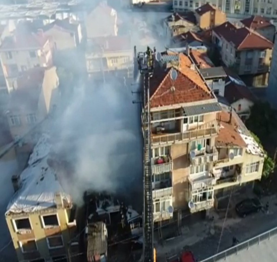 İstanbul Fikirtepe'de yangın: Ölü ve yaralılar var - 1