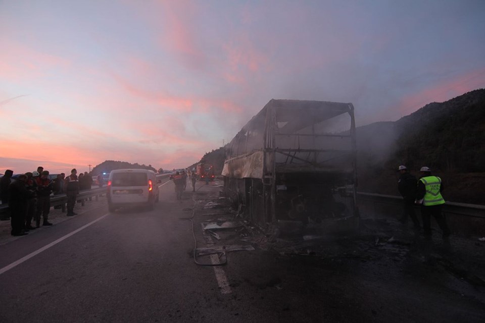 Çorum'da yolcu otobüsü park halindeki TIR'a çarptı - 3