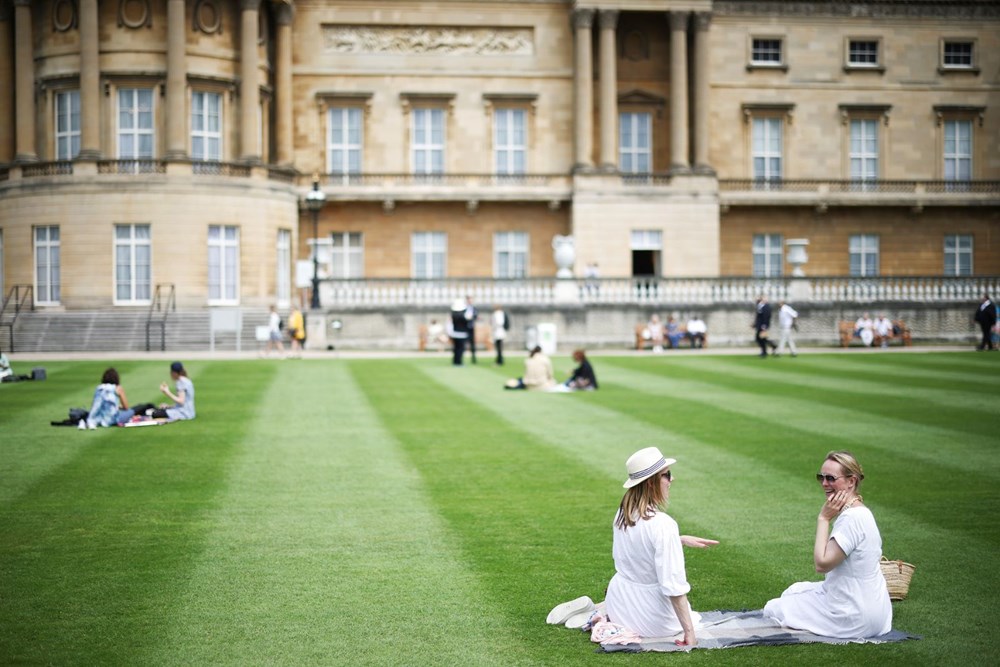 İngiltere tarihinde bir ilk: Kraliçe Elizabeth, Buckingham Sarayı'nın bahçesini halkın kullanımına açtı - 11