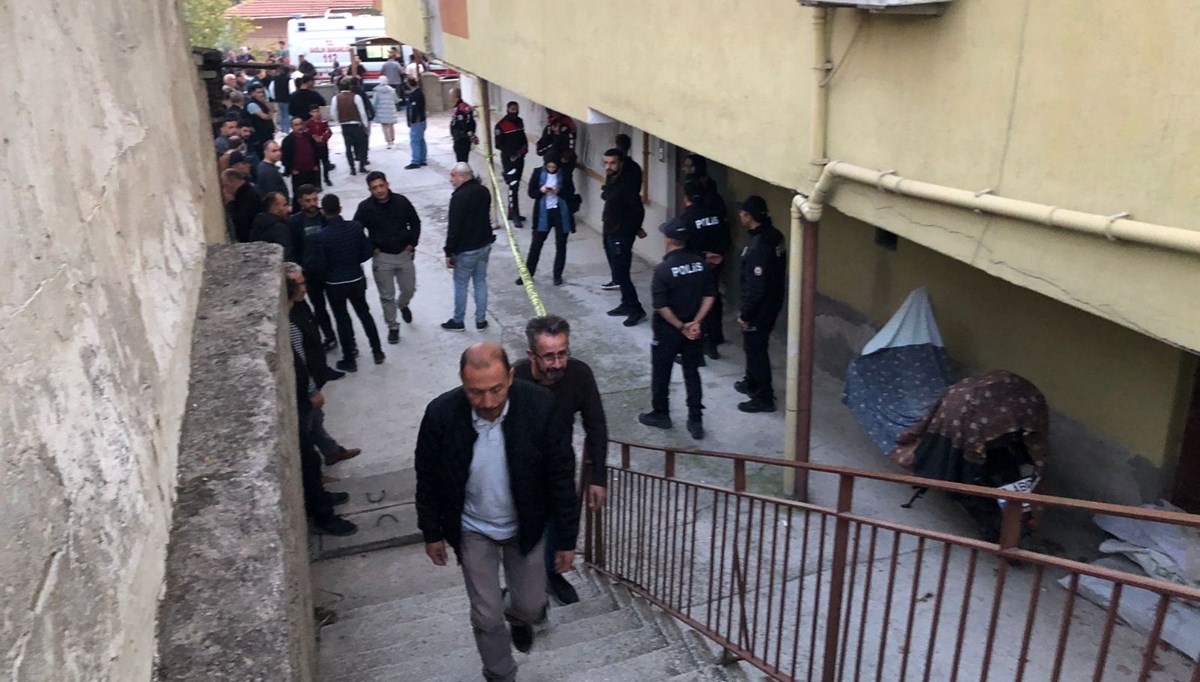 Haber alınamayan kadın yatağının altında ölü bulundu Haber alınamayan kadın yatağının altında ölü bulundu