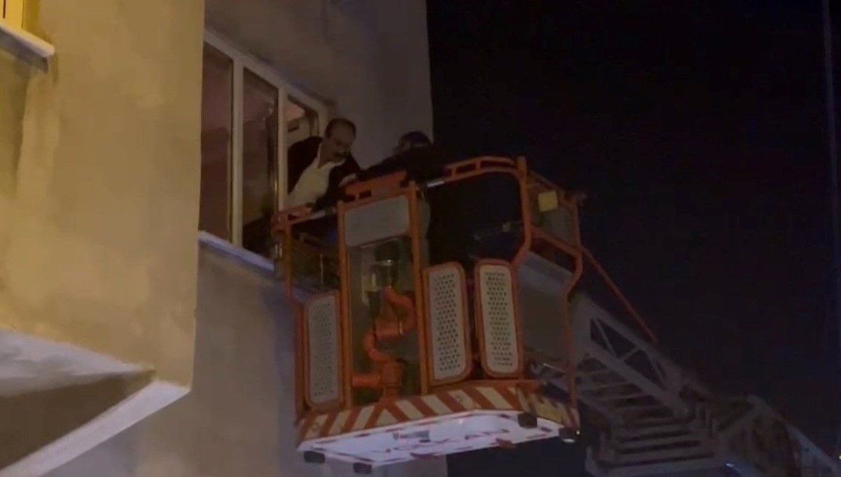 Tartıştığı ailesini bıçakla rehin aldı, aile bireylerini itfaiye tahliye etti Tartıştığı ailesini bıçakla rehin aldı, aile bireylerini itfaiye tahliye etti