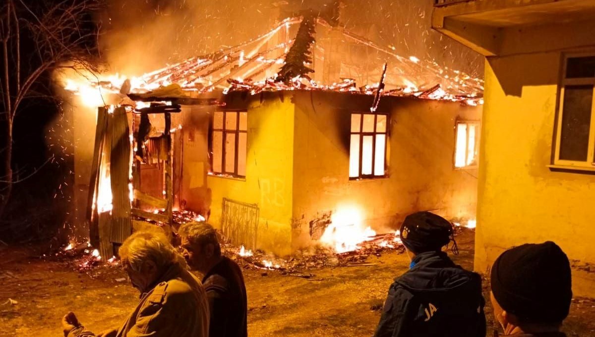 Düzce'de tek katlı ev alev alev yandı