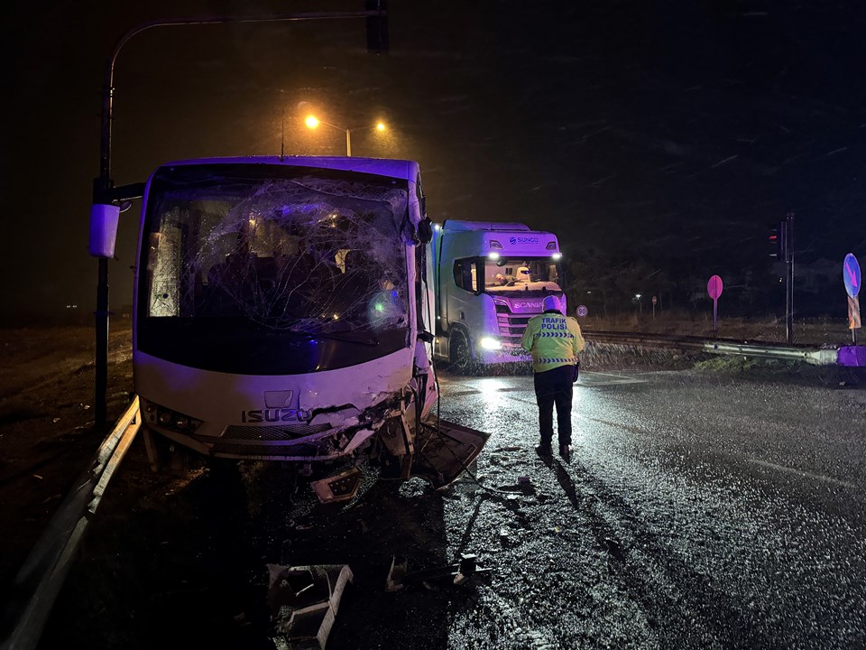 Edirne'de polis servis aracıyla otobüs çarpıştı: 11 kişi yaralandı - 1
