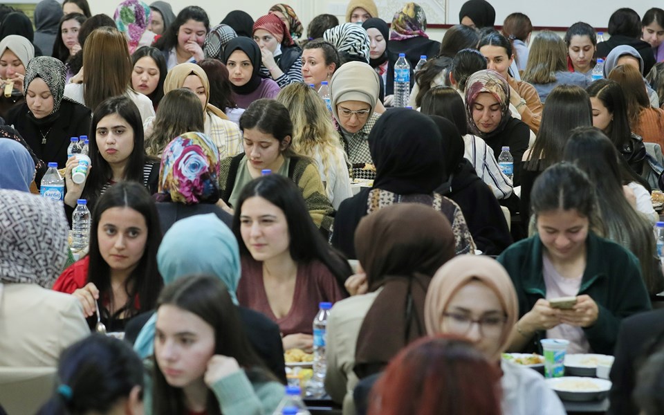 Emine Erdoğan, KYK Yurdu’nda kalan kız öğrencilerle iftar yaptı - 3