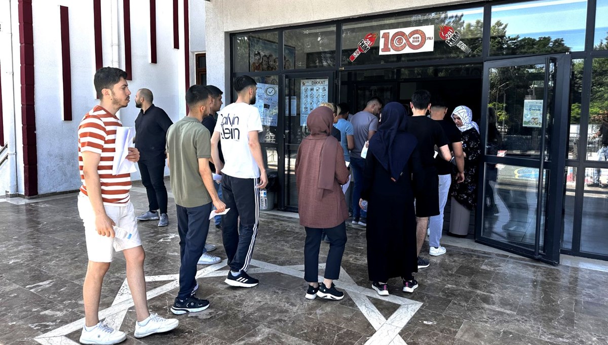 YKS'de ilk oturum sona erdi: 3 milyon aday üniversite sınavına girdi YKS'de ilk oturum sona erdi: 3 milyon aday üniversite sınavına girdi