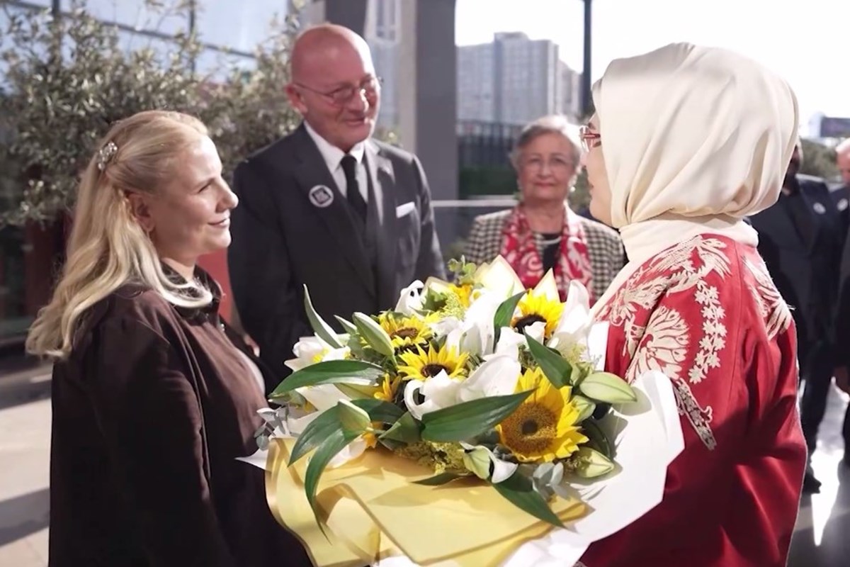 Doğuş Grubu Yönetim Kurulu Başkanı Ferit Şahenk ve NTV Genel Yayın Yönetmeni Nermin Yurteri açılış öncesi Emine ERdoğan