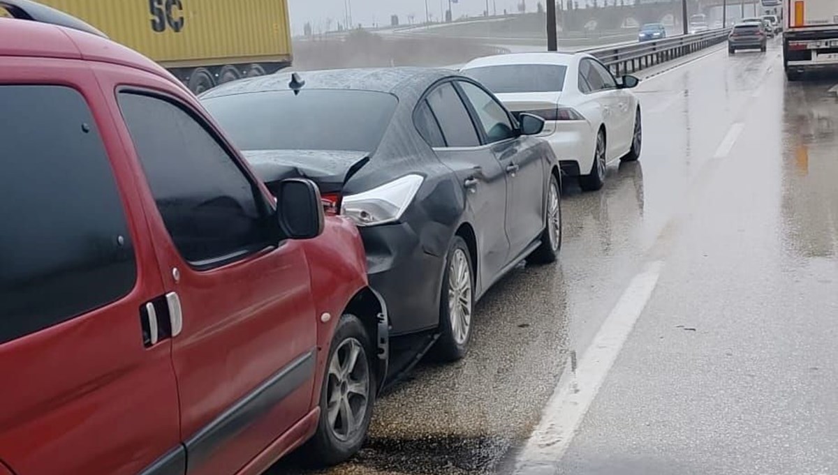 Bursa'daki 2 ayrı zincirleme kaza: 2 yaralı Bursa'daki 2 ayrı zincirleme kaza: 2 yaralı