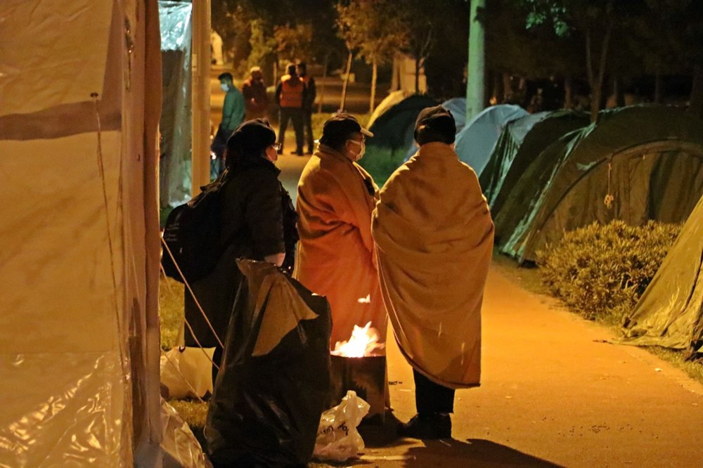 Çadırlarda kalan depremzedeler, soğuk havada ateş yakarak ısınmaya çalışıyor - 9