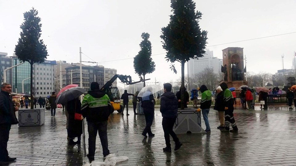 İstiklal Caddesi'ne saksı içerisinde ağaç - 1