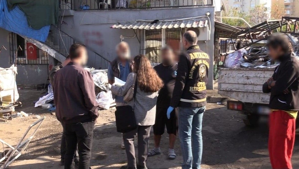 Antalya'da çalıntı eşyaları satan hurdacılara baskın Antalya'da çalıntı eşyaları satan hurdacılara baskın