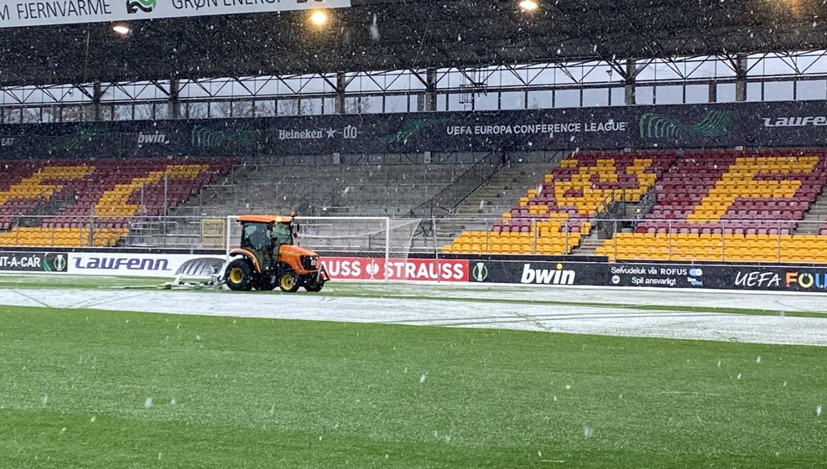 Fenerbahçe'nin rakibi Nordsjaelland'ın sahasında kar temizleme çalışmaları